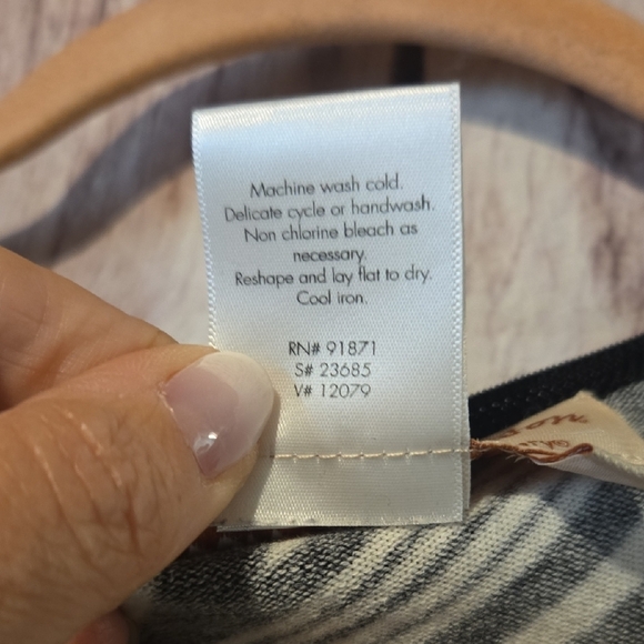 Norm Thompson Black and White Graphic Long Sleeve Cardigan Womens Medium - Picture 7 of 7